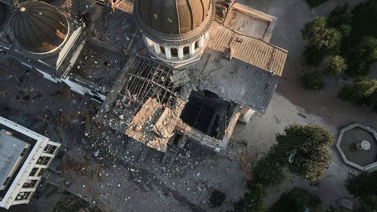 Rakety zasáhly centrum Oděsy. Poničily chrám, který zbořili za Stalina
